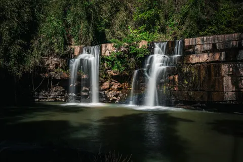 जंगल का झरना 4K वॉलपेपर · waterfall · 3840×2560