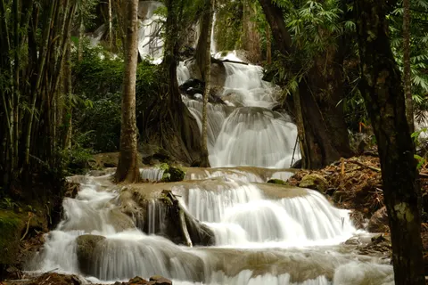 정글 폭포 4K 배경화면 · waterfall · 3840×2560