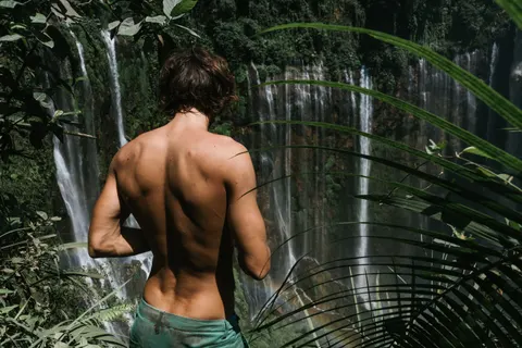 정글 폭포 4K 배경화면 · waterfall · 3840×2561