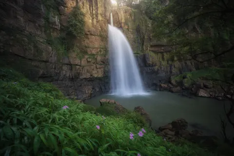 Fond d'écran Cascade en pleine jungle 4K · waterfall · 3840×2560