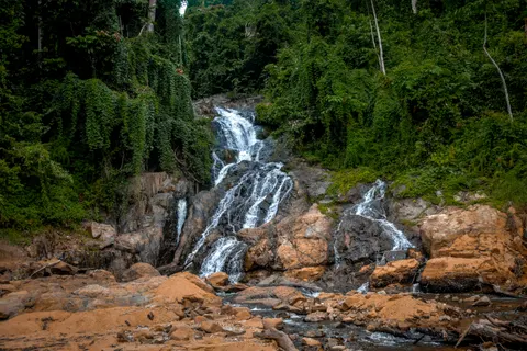 Jungle Waterfall 4K Wallpaper · waterfall · 3840×2560