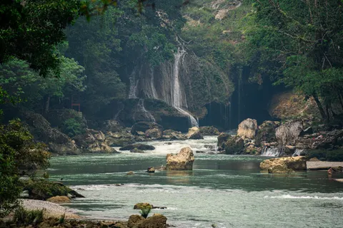 Fond d'écran Cascade en pleine jungle 4K · waterfall · 3840×2560
