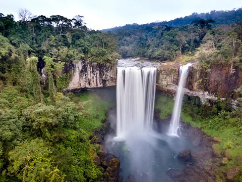 Fond d'écran Cascade en pleine jungle 4K · waterfall · 3840×2880