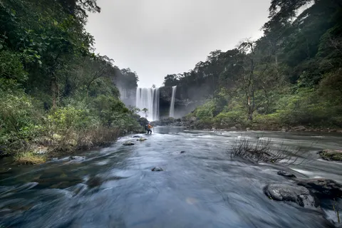 जंगल का झरना 4K वॉलपेपर · waterfall · 3840×2560