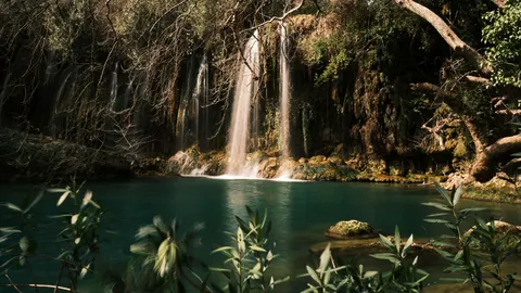 정글 폭포 4K 배경화면 · waterfall · 3840×2160