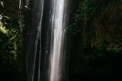 Jungle Waterfall 4K Wallpaper · waterfall · 3840×2560