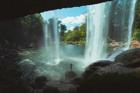 जंगल का झरना 4K वॉलपेपर · waterfall · 3840×2560
