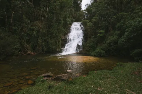 जंगल का झरना 4K वॉलपेपर · waterfall · 3840×2560
