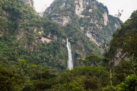 जंगल का झरना 4K वॉलपेपर · waterfall · 3840×2560