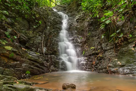 Fond d'écran Cascade en pleine jungle 4K · waterfall · 3840×2560