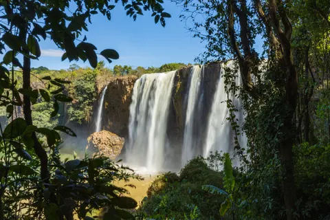 Jungle Waterfall 4K Wallpaper · waterfall · 3840×2560