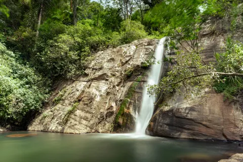 जंगल का झरना 4K वॉलपेपर · waterfall · 3840×2560