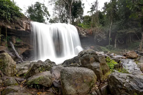 जंगल का झरना 4K वॉलपेपर · waterfall · 3840×2560