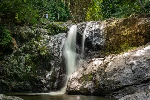 Fond d'écran Cascade en pleine jungle 4K · waterfall · 3840×2563