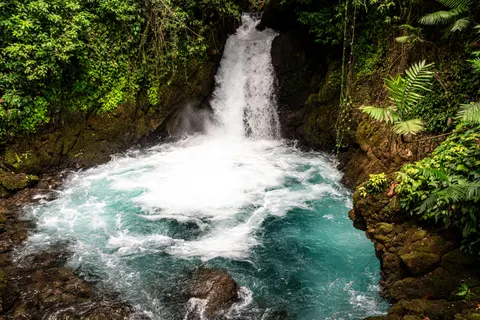 जंगल का झरना 4K वॉलपेपर · waterfall · 3840×2560