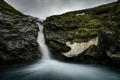 Silky Waterfall 4K Wallpaper · waterfall · 3840×2560