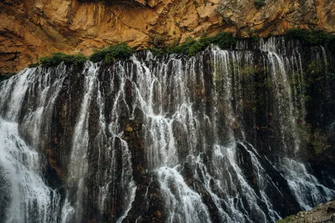 Uçurum Şelalesi 4K Duvar Kağıdı · waterfall · 3840×2560