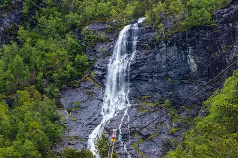 Wallpaper Air Terjun Tebing 4K · waterfall · 3840×2560
