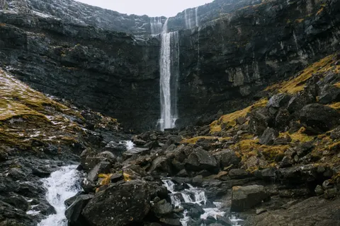 والپیپر آبشار صخره‌ای با کیفیت 4K · waterfall · 3840×2560