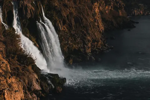 والپیپر آبشار صخره‌ای با کیفیت 4K · waterfall · 3840×2561