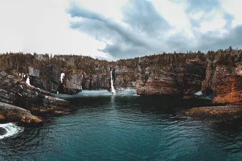 والپیپر آبشار صخره‌ای با کیفیت 4K · waterfall · 3840×2560