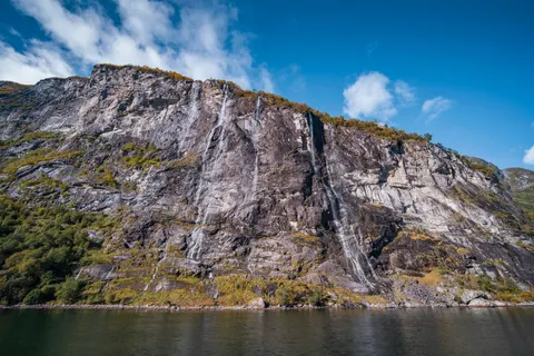 Cliff Waterfall 4K Wallpaper · waterfall · 3840×2560