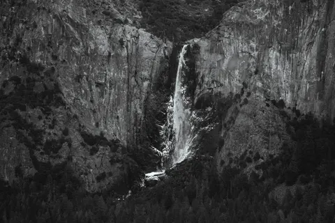 Cliff Waterfall 4K Wallpaper · waterfall · 3840×2560