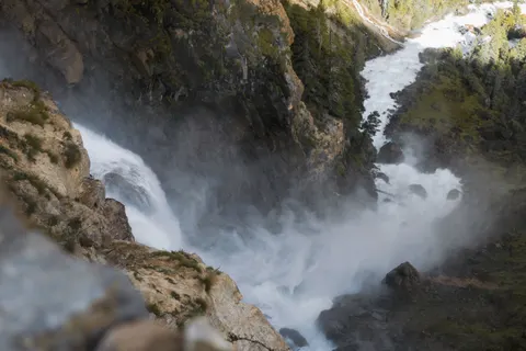 والپیپر آبشار صخره‌ای با کیفیت 4K · waterfall · 3840×2560