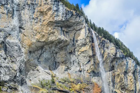 Klippenwasserfall 4K Hintergrundbild · waterfall · 3840×2553