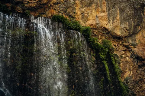 والپیپر آبشار صخره‌ای با کیفیت 4K · waterfall · 3840×2560