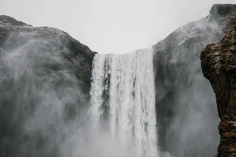 Обои Водопад на утёсе 4K · waterfall · 3840×2561