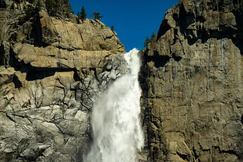 Uçurum Şelalesi 4K Duvar Kağıdı · waterfall · 3840×2560
