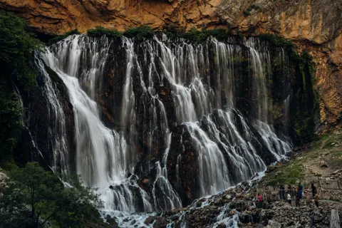 Cliff Waterfall 4K Wallpaper · waterfall · 3840×2560