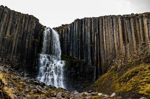 Wallpaper Air Terjun Tebing 4K · waterfall · 3840×2555