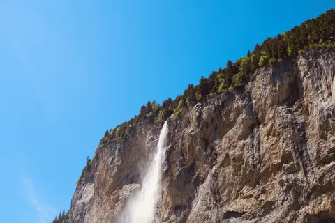 والپیپر آبشار صخره‌ای با کیفیت 4K · waterfall · 3840×2560