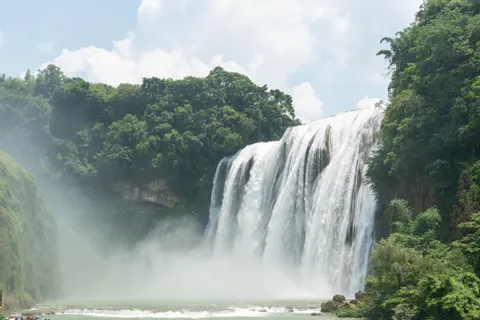 峭壁飛瀑 4K桌布 · waterfall · 3840×2562