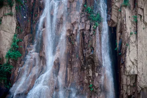 Klippenwasserfall 4K Hintergrundbild · waterfall · 3840×2560