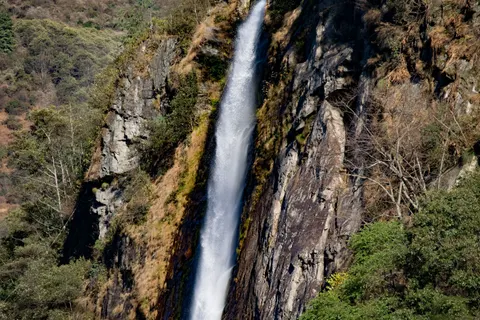 Wallpaper Air Terjun Tebing 4K · waterfall · 3840×2560