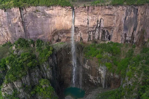 Papel de parede Cachoeira do Penhasco 4K · waterfall · 3840×2560