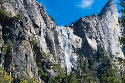 والپیپر آبشار صخره‌ای با کیفیت 4K · waterfall · 3840×2563