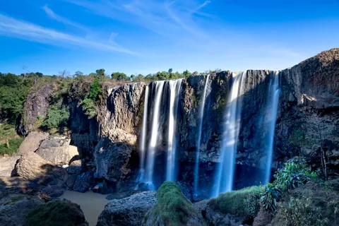 Klippenwasserfall 4K Hintergrundbild · waterfall · 3840×2561