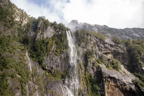 والپیپر آبشار صخره‌ای با کیفیت 4K · waterfall · 3840×2560