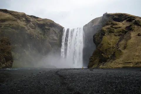 والپیپر آبشار صخره‌ای با کیفیت 4K · waterfall · 3840×2553
