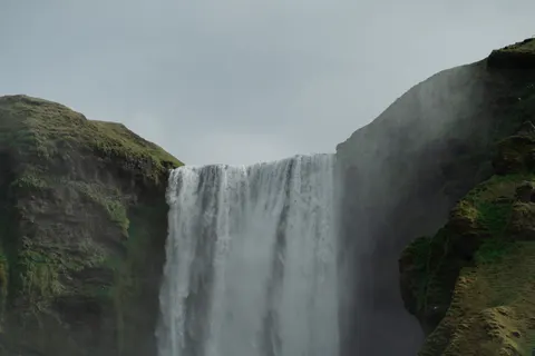 Klippenwasserfall 4K Hintergrundbild · waterfall · 3840×2560