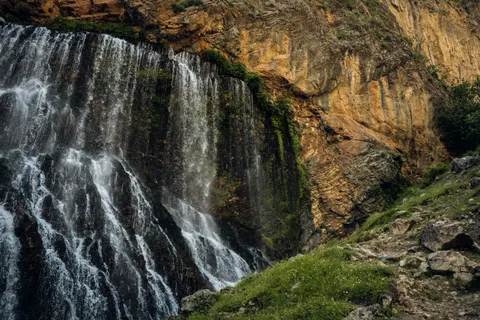 والپیپر آبشار صخره‌ای با کیفیت 4K · waterfall · 3840×2560
