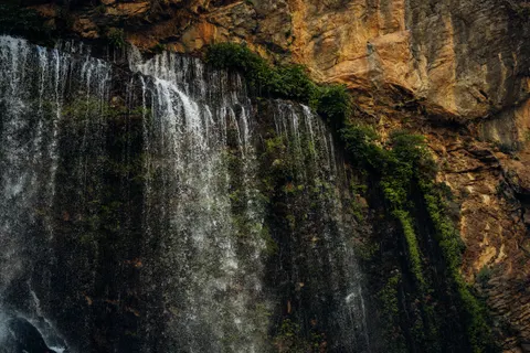 والپیپر آبشار صخره‌ای با کیفیت 4K · waterfall · 3840×2560