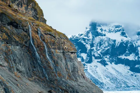 والپیپر آبشار صخره‌ای با کیفیت 4K · waterfall · 3840×2560
