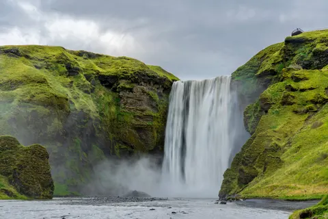 Klippenwasserfall 4K Hintergrundbild · waterfall · 3840×2561