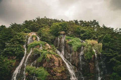 Wallpaper Air Terjun Tebing 4K · waterfall · 3840×2553