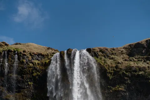Klippenwasserfall 4K Hintergrundbild · waterfall · 3840×2560